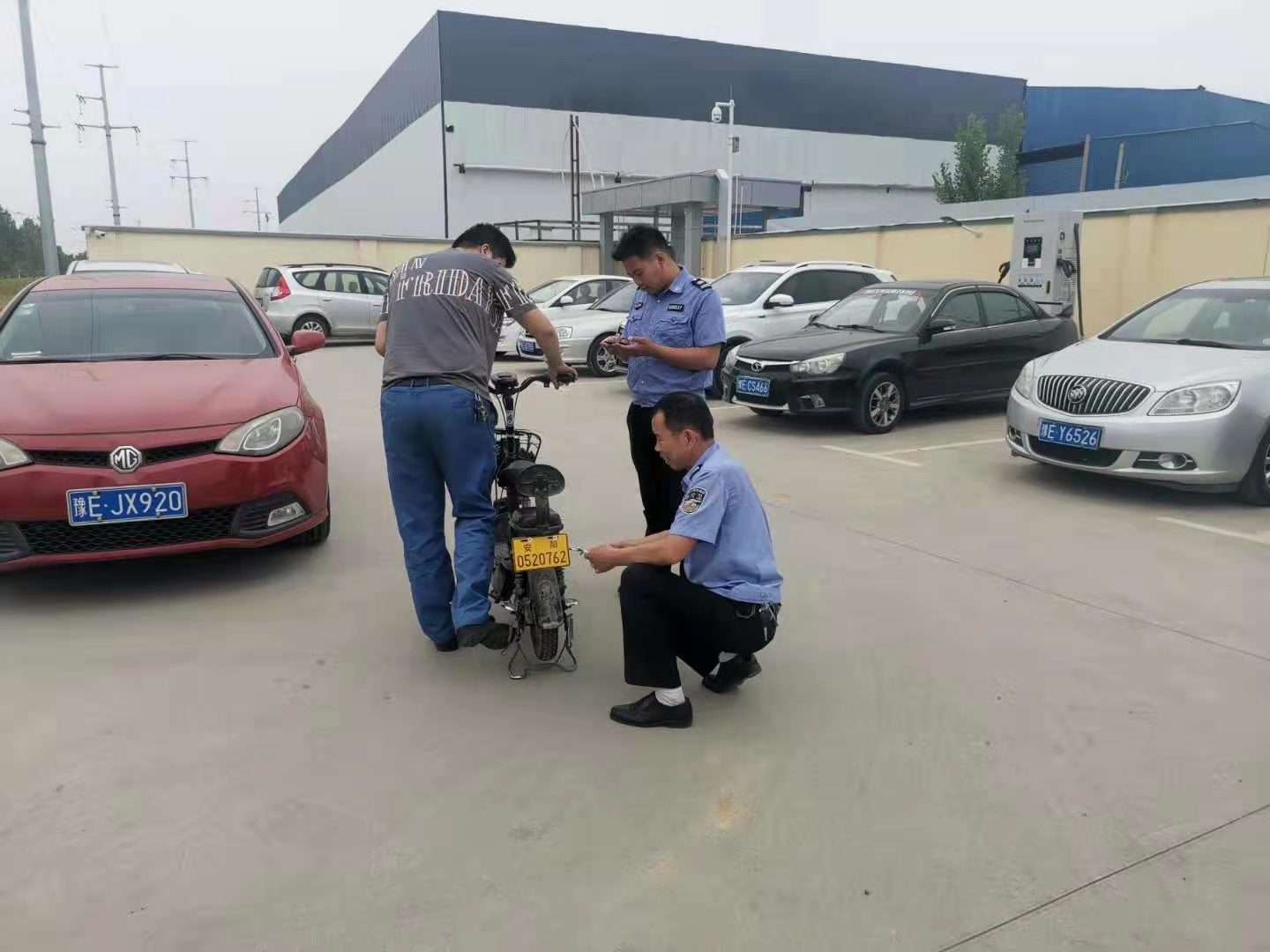 我為群眾辦實(shí)事︱太貼心了！公司門口就可以辦理電動車上牌