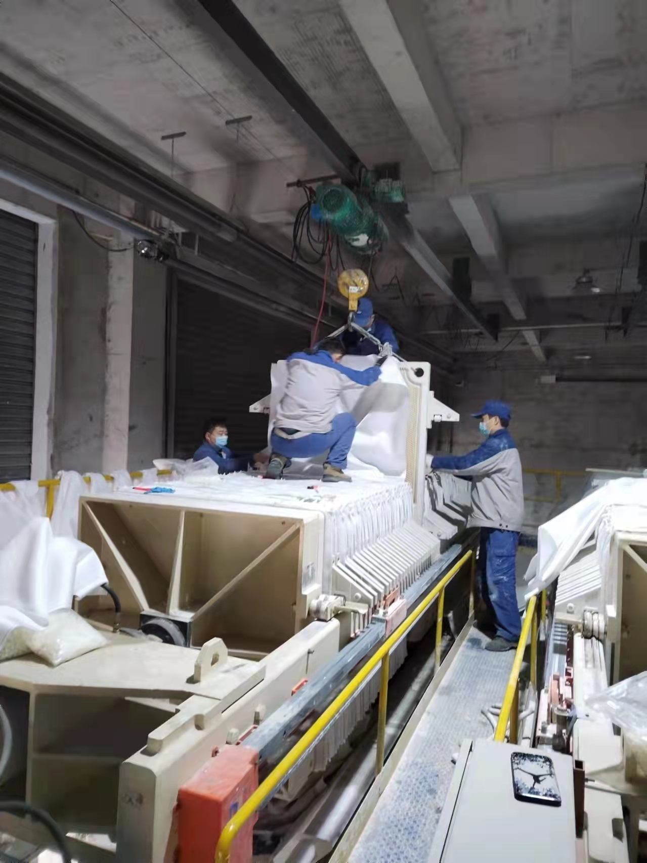光伏新材料：春寒料峭斗志昂，爭(zhēng)分奪秒換布忙