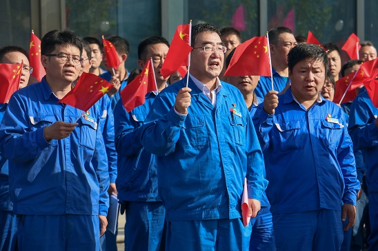 五星紅旗，我愿做你光華中淡淡的一筆——安彩高科舉行 國慶升旗儀式